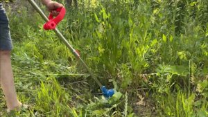 Косим траву аккумуляторной косой Jonser 18V