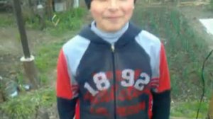 маленький мальчик поёт песню на арабском языке