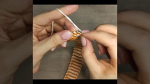 Двухцветный шарф с красивым краем, спицами