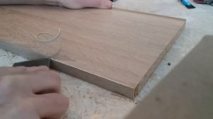 Обрезка мебельной кромки лезвием рубанка