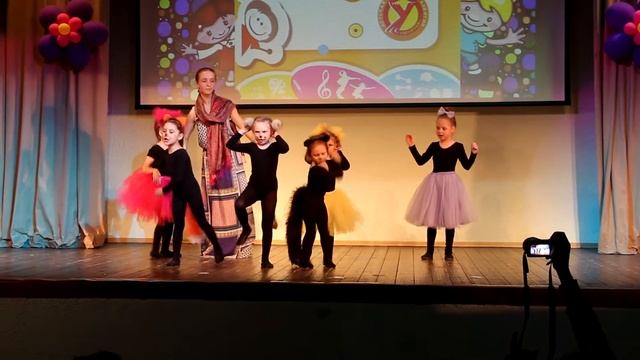 Самое первое театральное выступление Софии. "Кошки" смотреть онлайн