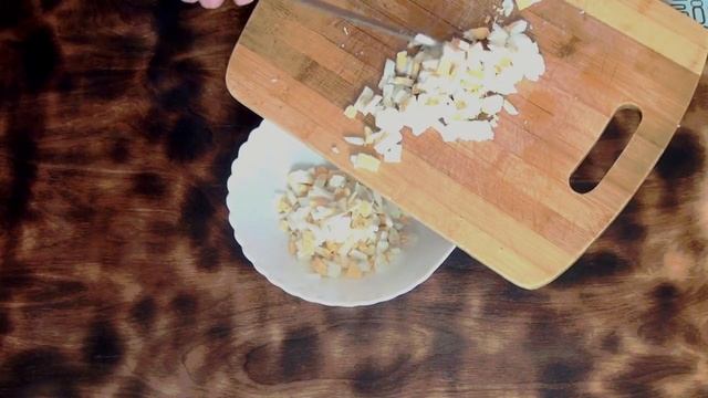 Салат из крабовых палочек. Очень простой и вкусный. Готовьте на праздничный стол!