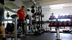 Подъем гантели 30 кг одной рукой на скамье Скотта