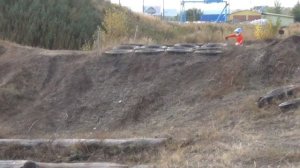 Прыжки через бревна на эндуро мотоцикле