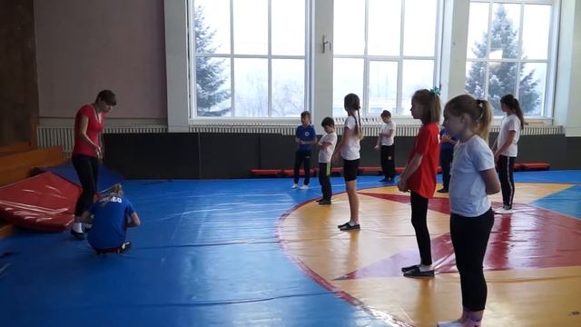 Урок по физической культуре в 4 классе. Группировка, перекаты в группировке.