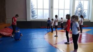 Урок по физической культуре в 4 классе. Группировка, перекаты в группировке.