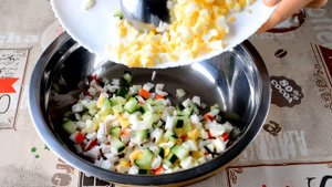 Салат с крабовыми палочками и кукурузой – сочный и нежный