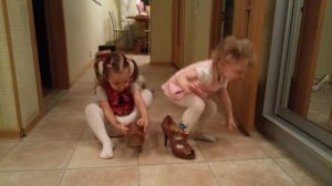 Девчонки примеряют мамины туфли / Ярослава со Стефанией ходят в маминых туфлях /Девчонки на каблука