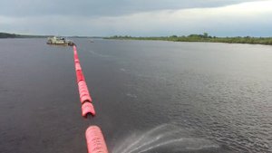 На Вычегде работает земснаряд.