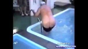 Дед с голым задом. Новый прикол в июле 2015 (Man with a bare ass. New joke, July 2015)