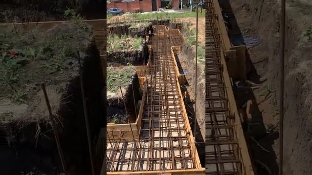 Устройство подушки ленты фундамента, плиты цокольного этажа.