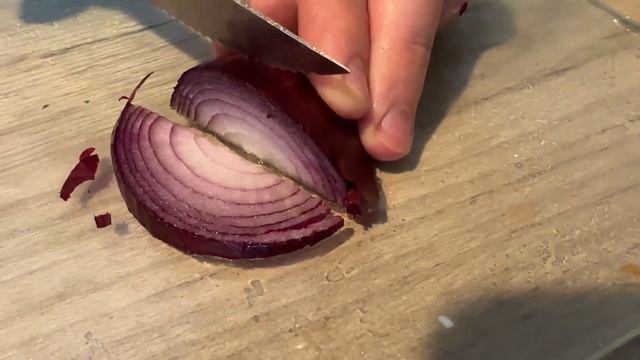 Салат с Креветками Шпинатом и сыром Камамбер