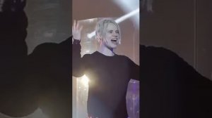 ШАМАН поет "Встанем" с залом: до мурашек!