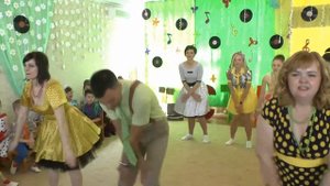 Родители танцуют "Буги Вуги" Харьковский 361 дет.сад
