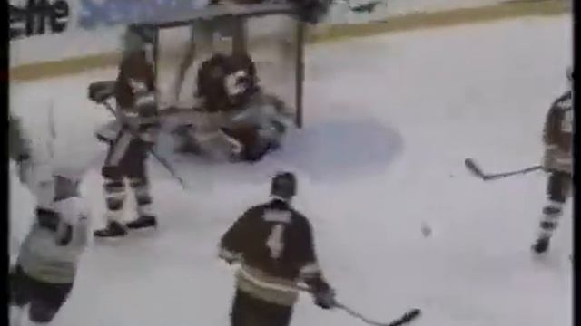 Dmitri Kvartalnov goal vs Flames from Adam Oates pass (1992) смотреть онлайн