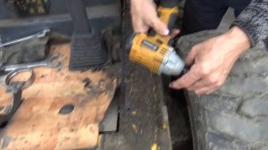 Ремонт мини погрузчика рассыпалась ступица колеса.