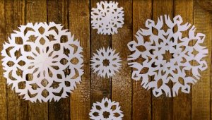 Белые снежинки из бумаги для украшения окон к Новому Году . Как вырезать легко, быстро и красиво!