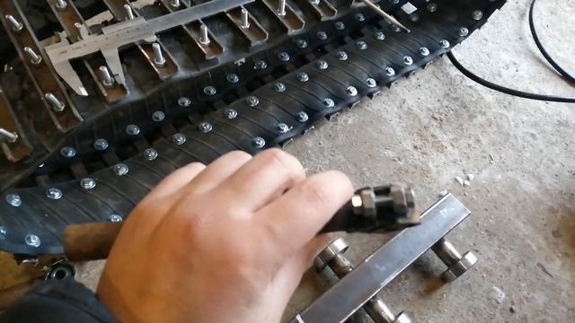 Сборка снегоката продолжается, рама почти готова смотреть онлайн