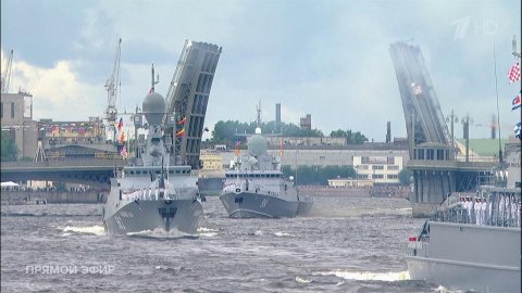 Грандиозный парад в честь Дня Военно-морского флота состоялся в Санкт-Петербурге