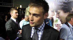 Douglas Booth Talks ROMEO & JULIET & Working with Hailee Steinfeld
