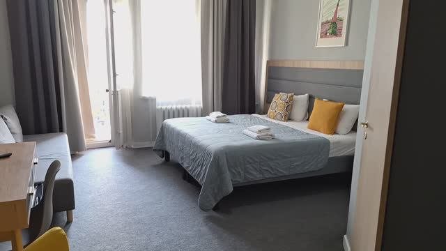 Обзор номера с балконом и видом на весь Невский проспект в центре Санкт-Петербурга.