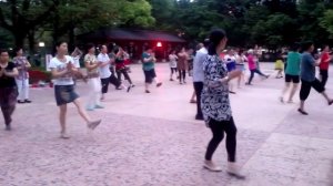 Как танцуют китайцы в на улице Вечер в парке, Китай, г Чанша