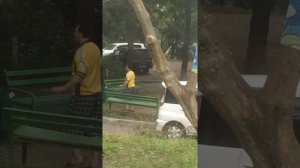 Неадекват с ножом сам себя порезал