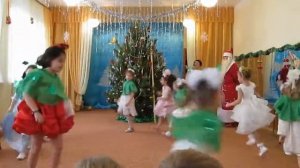 Танец Ёлочек. Новогодний утренник. Детский сад № 94 "Родничок". Таганрог. 26.12.2013