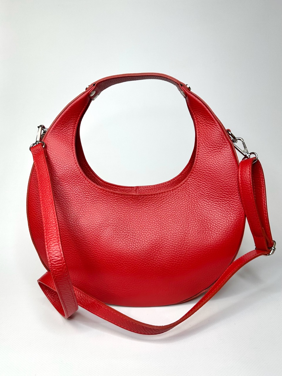 Женская красная итальянская круглая сумка луна на плечо из натуральной кожи vera pelle держит форму