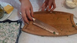 Салат со свининой солеными огурцами и горошком
