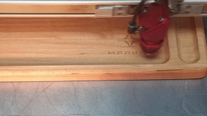 Лазерная гравировка на доске для стейков