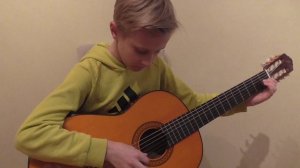 Мальчик  в 11 лет играет на гитаре произведение Малагенья