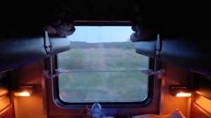 Видео заставка - под стук колёс в купе поезда, вечернего купе №03