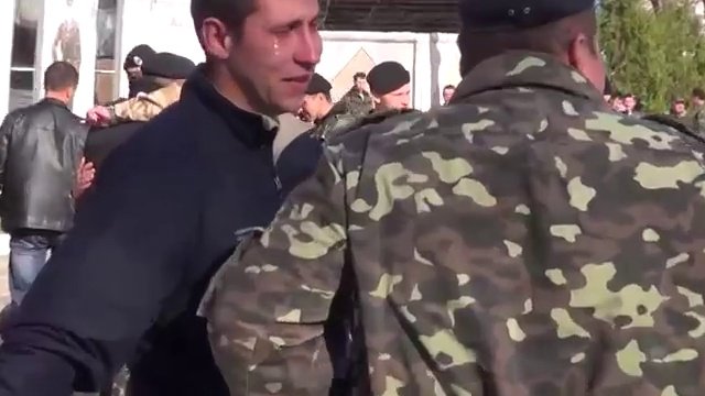 Украинские военнослужащие покидают Крым
