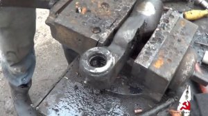 На бригаде. Ремонт рулевых тяг на МАЗ-5551. Хмурый день.