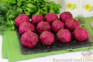 По мотивам "Селёдки под шубой".
ШАРИКИ ИЗ СВЁКЛЫ С СЕЛЬДЬЮ, СЫРОМ И ЯЙЦАМИ