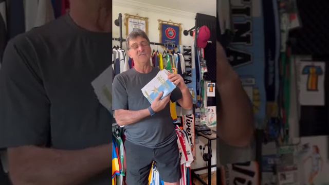 Mario Kempes con el libro del escritor juninense Pablo De Luca