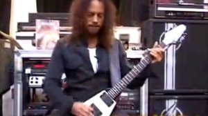 Kirk Hammett shows riffs from Master Of Puppets