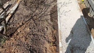 Обзор ландшафтных работ, Оса. Дорожки из щебня, старая советская плитка, затёр швы, трамбовка.