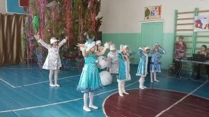 Как танцевать танец на новый год ,,Кабы не было зимы.