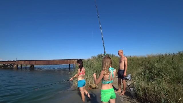 КРАСИВЫЕ ДЕВУШКИ НА РЫБАЛКЕ! КТО БОЛЬШЕ РЫБЫ СЛОВИТ