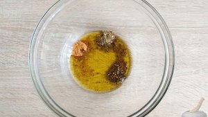 Маринуем свинину перед приготовлением.