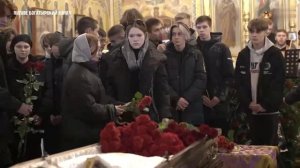 В Ижевске простились с двумя школьниками, погибшими в результате стрельбы в учебном заведении...