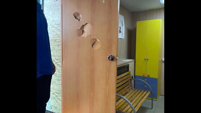 БАНДИТЫ В ПРИЮТЕ ВЫБИЛИ ДВЕРЬ, ТРЕБОВАЛИ ДЕНЬГИ смотреть онлайн