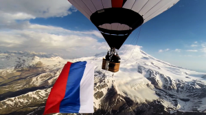 AeroNuts в День России с флагом своей страны над Эльбрусом 2020