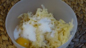 Яблочные оладьи