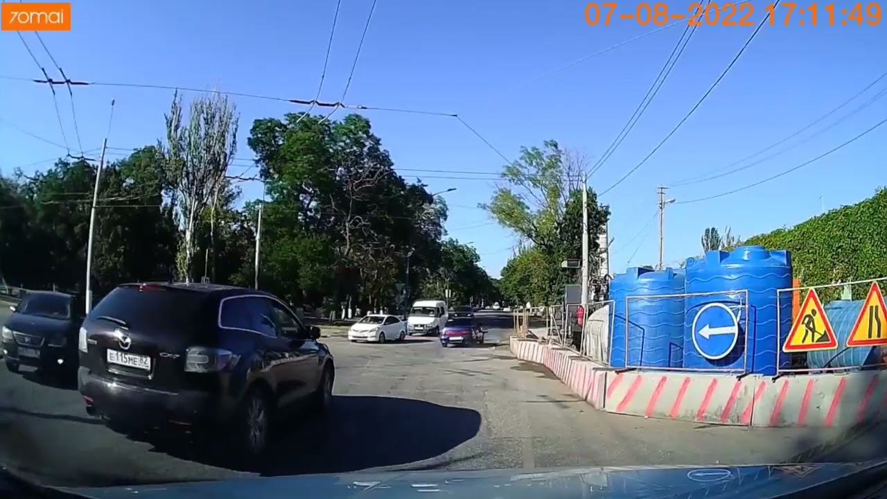 Керченский гонщик закрутил опасный вираж на перекрестке смотреть онлайн