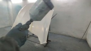 Покраска переходом на капоте, по ребру, по средине. Белый цвет. С акрила на лак. Подробно.