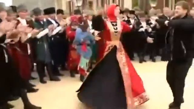 Рамзан Кадыров танцует лезгинку с Аминой смотреть онлайн