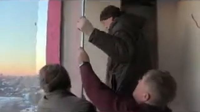 Монтаж безрамного остекления на 12 этаже